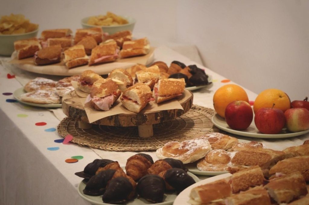 Taula amb berenar infantil de croissants, mini entrepans i fruita