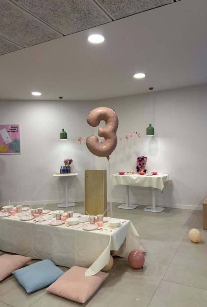 Espai de joc interior lluminós amb coixins de colors pastel per a un dia de pluja