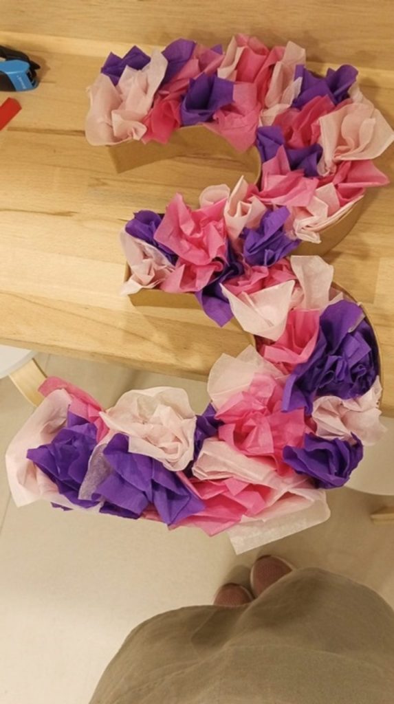 Número 3 fet amb paper de seda de colors, una manualitat típica de casalet
